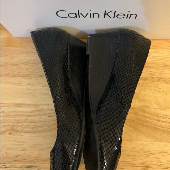Calvin Klein BREE MTLC PYTHON Black Textured Wedges - Picture 7 of 10